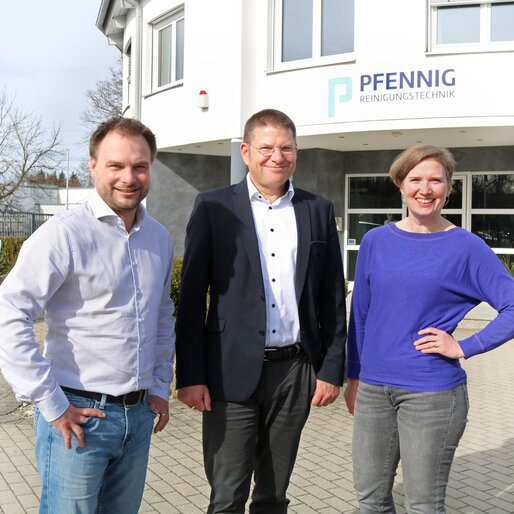 Gruppenfoto mit Dussmann-Mitarbeitenden Fabian Maluck und Gudrun Schaulinski sowie Geschäftsführer, Dietmar Pfennig