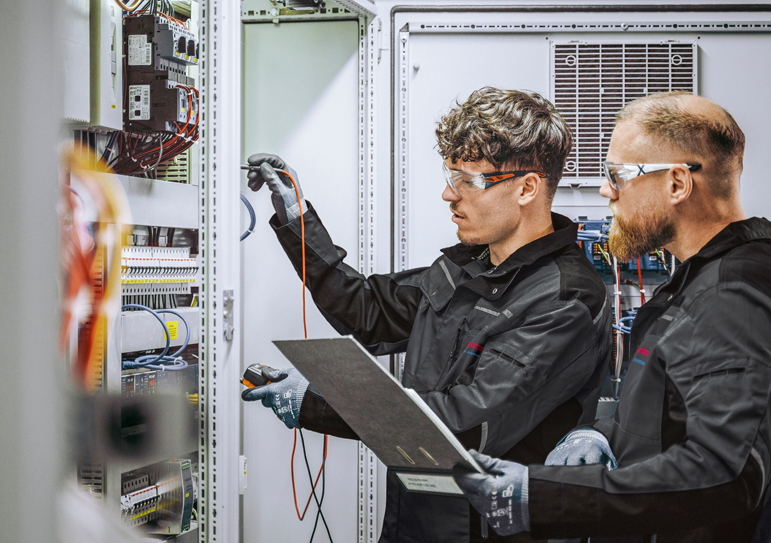 Dussmann Mitarbeitende im Bereich Facility Management.