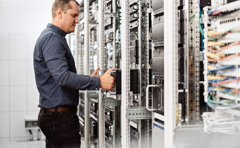 Sicherheitsfachkraft untersucht Netzwerktechnik im Bereich Sicherheitsdienst, Sicherheitstechnik