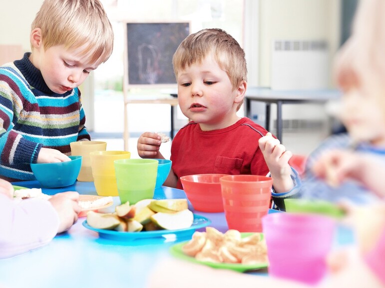 Kindergartenkinder essen Obst