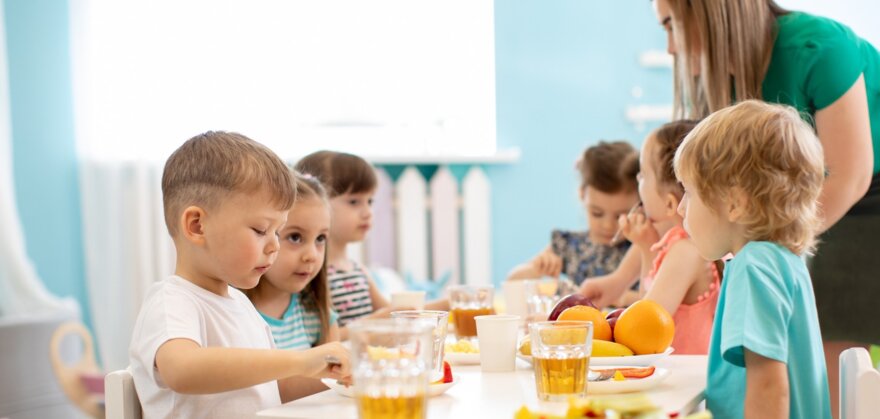Kindergartenkinder machen Obstpause