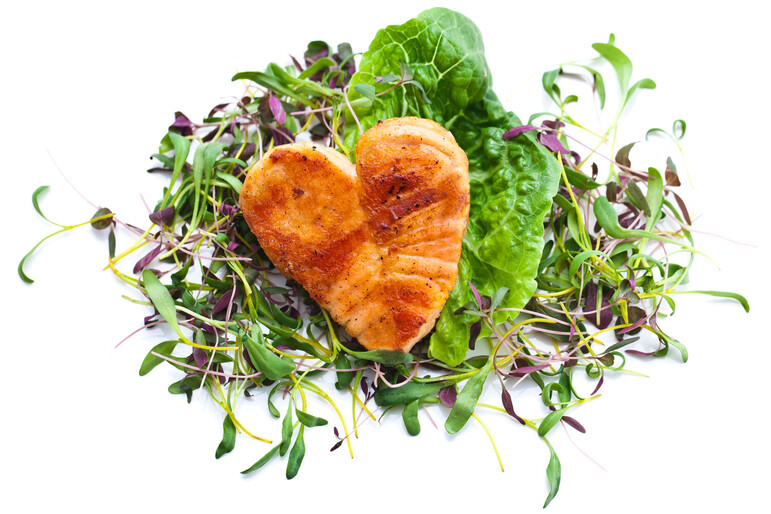 Herzförmiges Fischfilet auf Salatbett