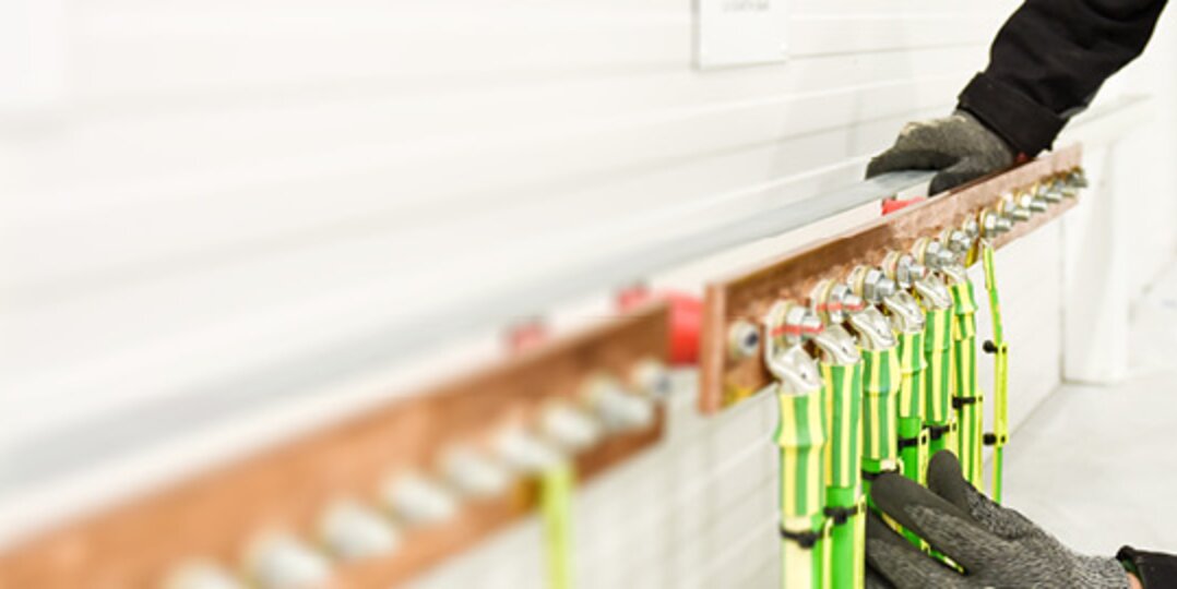 Elektrotechniker montiert Kabel 