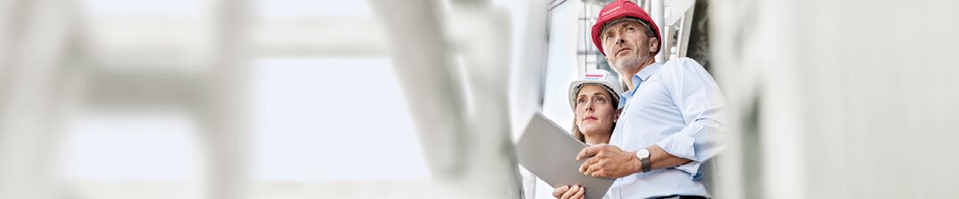 Baustellenbegehung mit zwei Elektroingenieuren 