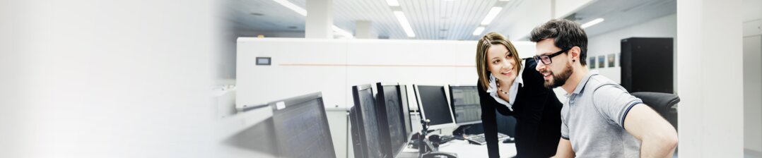 Zwei Mitarbeitenden besprechen sich