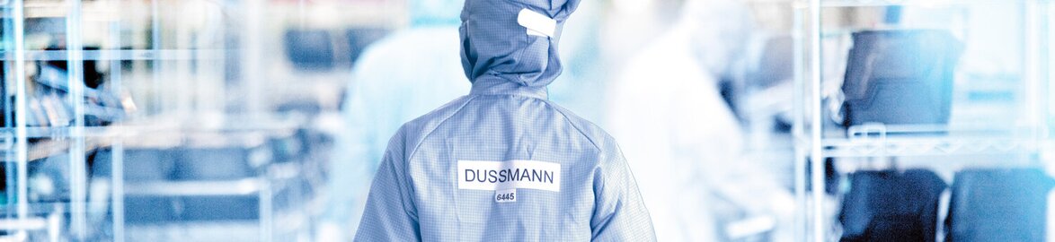 Fachkraft von Dussmann in steriler Schutzkleidung 