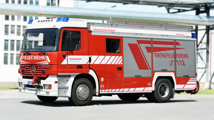 Feuerwehrauto auf Industriegelände für die Sicherheit zum Brandschutz