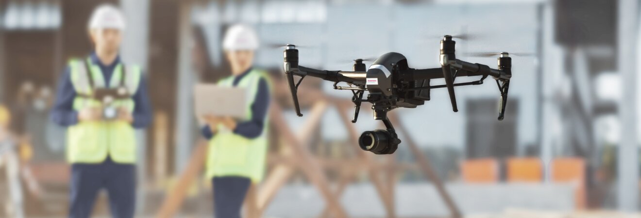 Drohne auf einer Baustelle mit Dussmann-Mitarbeitenden