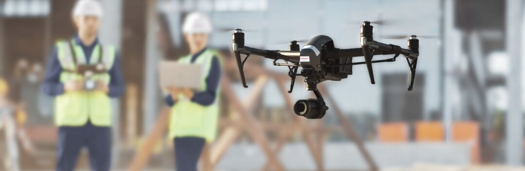 Drohne auf einer Baustelle mit Dussmann-Mitarbeitenden