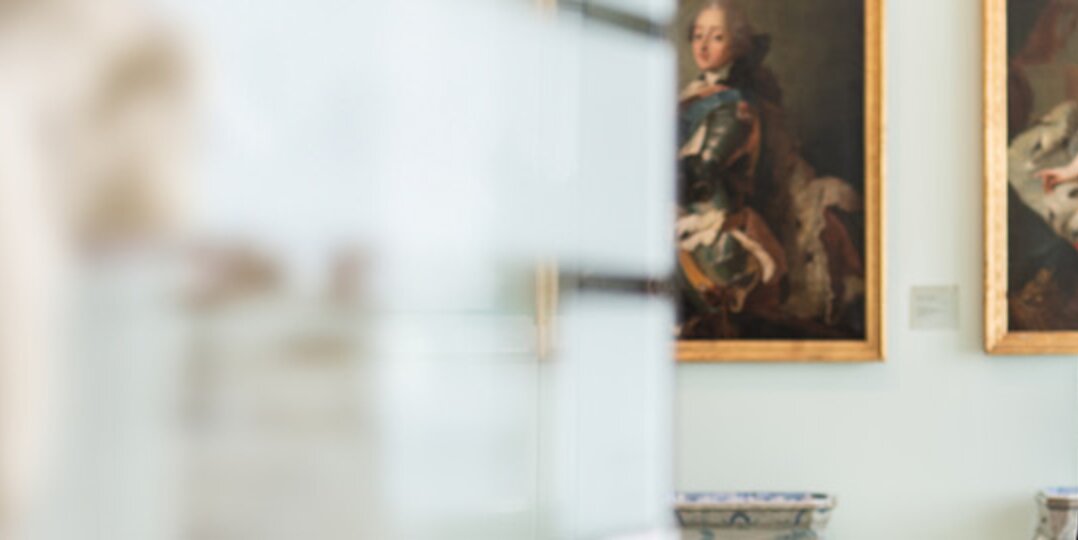 Dussmann Sicherheitsmitarbeiterin als Aufsicht in Museum 