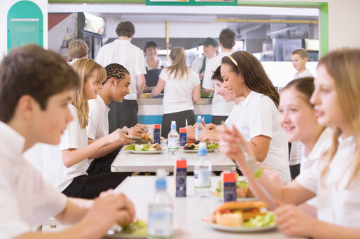 Schüler essen Mittag in Mensa
