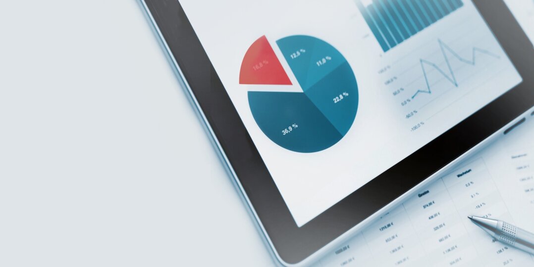 Tablet zeigt Auswertungen und Diagramme