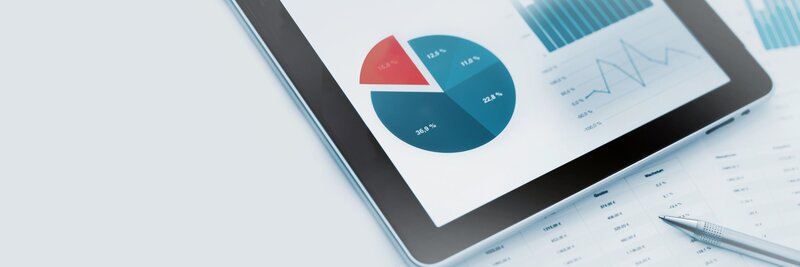 Tablet zeigt Auswertungen und Diagramme