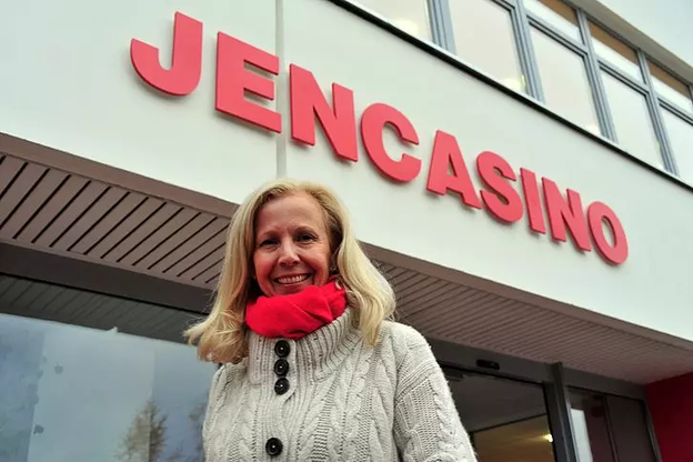 Eine Fotoaufnahme von Catherine von Fürstenberg-Dussmann vor dem Jencasino. 