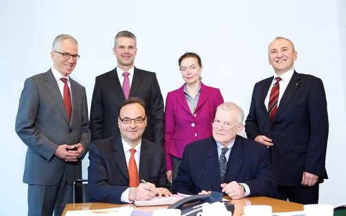 Dussmann Vertragsunterzeichnung beim DKA mit anwesenden Verantwortlichen