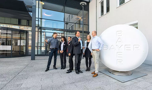 Gruppenfoto mit Beteiligten der Zusammenarbeit mit Dussmann