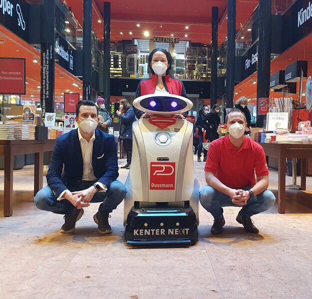 Mopp Roboter Franz im Kulturkaufhaus zusammen mit Philipp Conrads, Geschäftsführer von Dussmann Service Deutschland