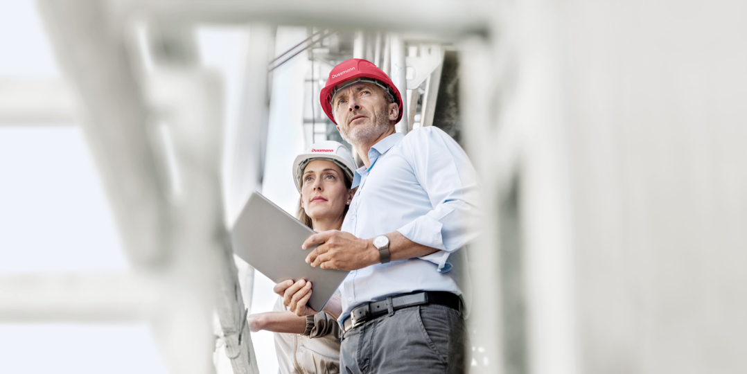 Dussmann Technical Solutions Baustellenmitarbeiter mit Bauhelme