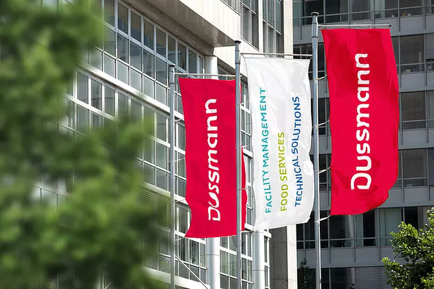 Flaggen mit Dussmann Logo  | © Dussmann