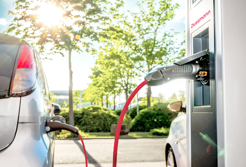 E-Ladestation mit Auto 