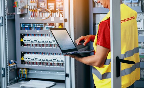 Technisch ausgestatteter Mitarbeiter von Dussmann im Bereich Automatisierungstechnik