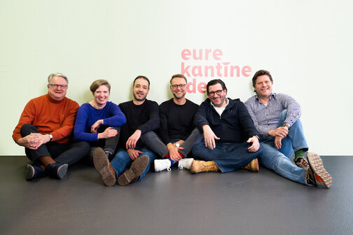 Teambild mit Dussmann-Mitarbeitenden und Gründer von eurekantine.de