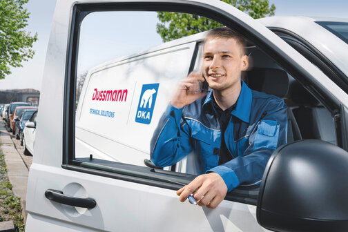 DKA-Mitarbeiter steigt in ein Firmenfahrzeug | © Dussmann