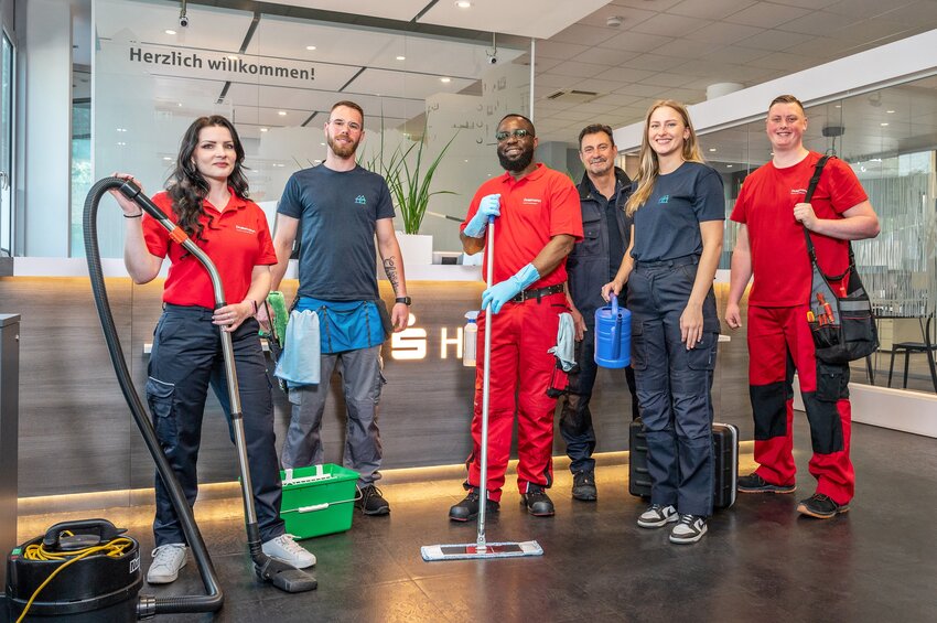 Teambild mit Mitarbeitenden im Facility Management von Dussmann 