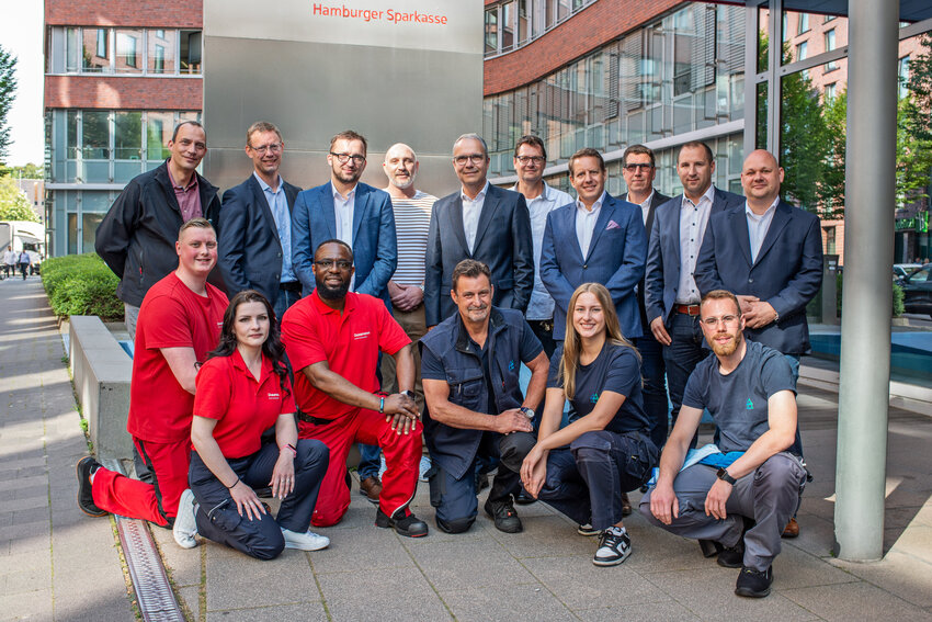 Teambild mit Mitarbeitenden von Dussmann und der Schwarz Gruppe bei der Haspa