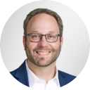 Freundliches Portrait von Sascha Gross, Dussmann-Mitarbeiter in Frankfurt/Main