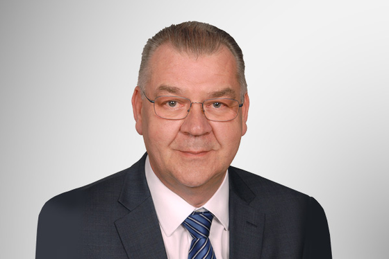 Ein sympathisches Portraitfoto von Ulf Stremmel
