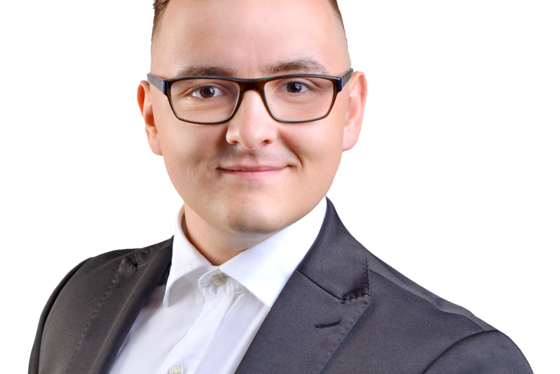 Ein sympathisches Portraitfoto von Manuel Kaden 