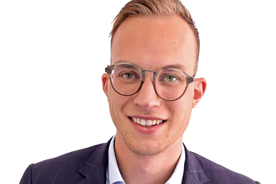 Ein sympathisches Portraitfoto von Tilman Tischer