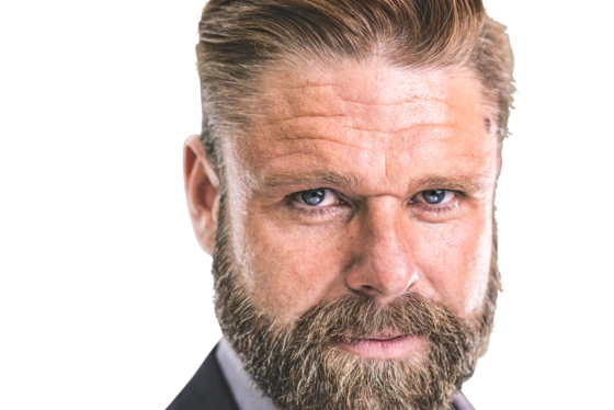 Ein sympathisches Portraitfoto von Jörg Bacher