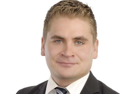 Ein sympathisches Portraitfoto von Sebastian Weiß