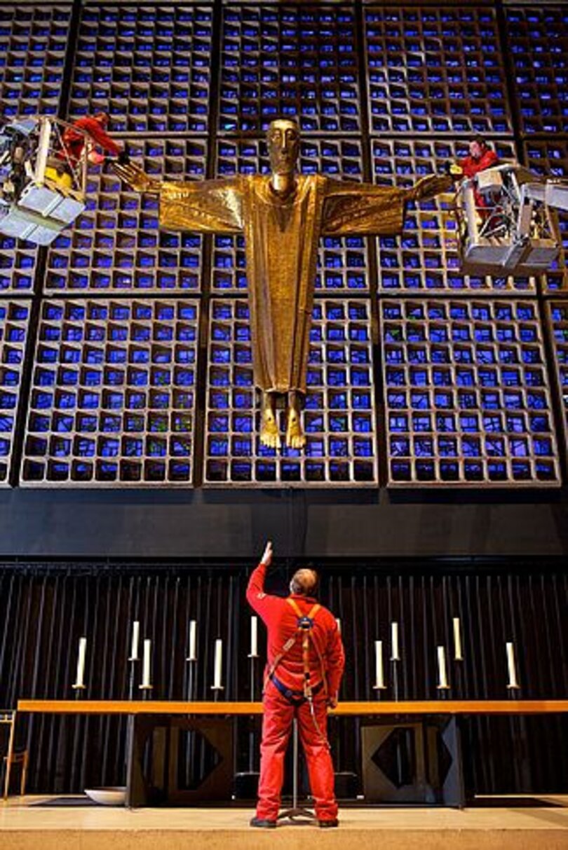 Ein Mitarbeiter von Dussmann blickt auf eine Figur in der Kaiser-Wilhelm-Gedächtnis-Kirche in Berlin.
