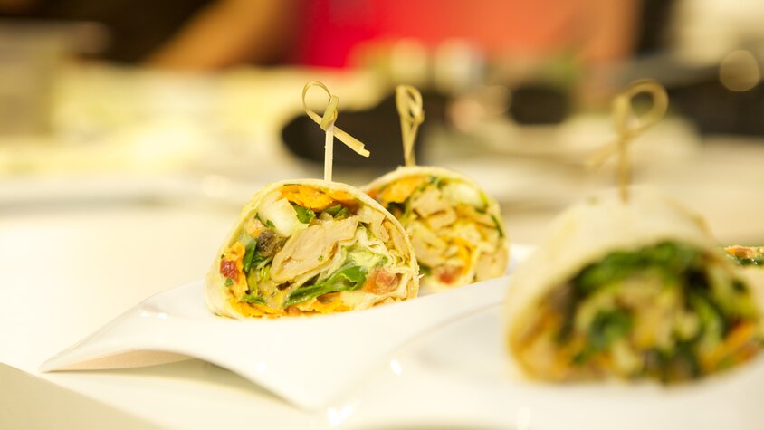 Leckere und toll angerichtete Wraps von Dussmann Catering.  | © Dussmann Group/Foto: Kay Herschelmann