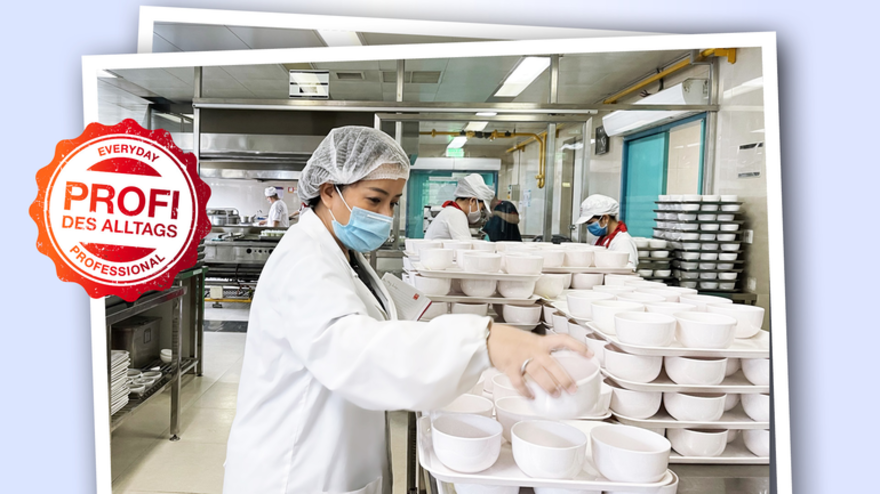 Vy Nguyen, Senior Catering Manager bei Dussmann Service Vietnam, sortiert Geschirr in einer Küche