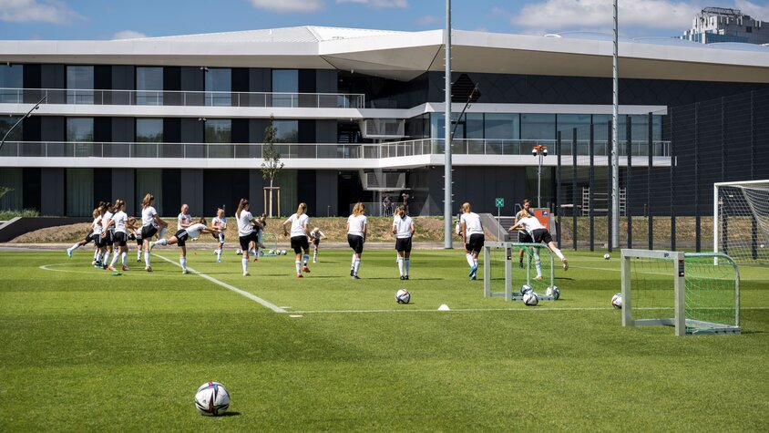 Fussballfeld mit Spielerinnen  | © 2022 Getty Images