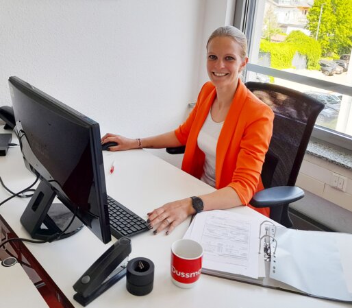 Bereichsleiterin im Sicherheitsdienst von Dussmann, Manuela Polednia, am Schreibtisch 