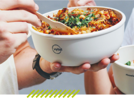 Person isst Essen aus einer Schüssel des Mehrweganbieters Vytal