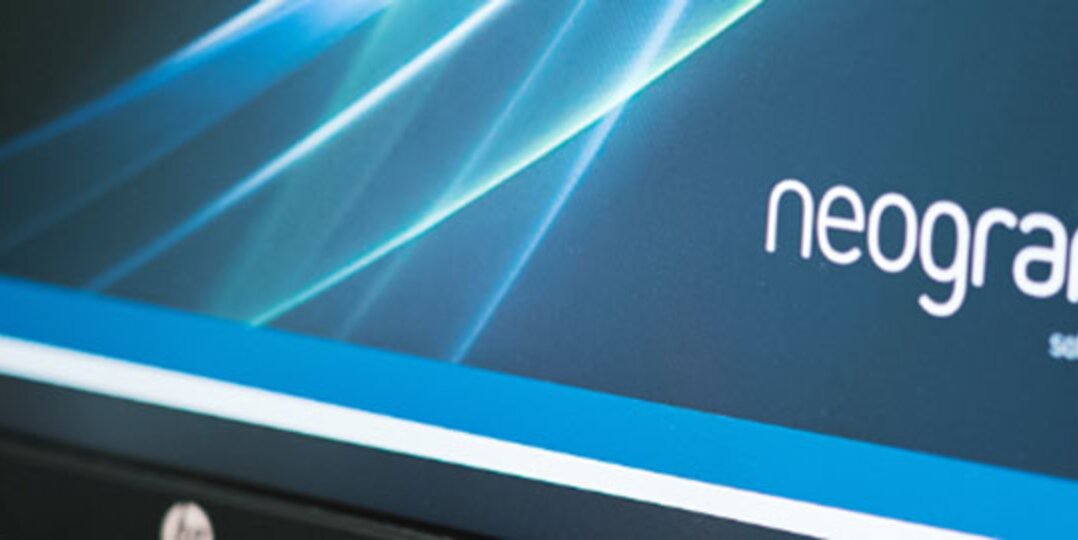 Monitor mit neogramm-Schriftzug